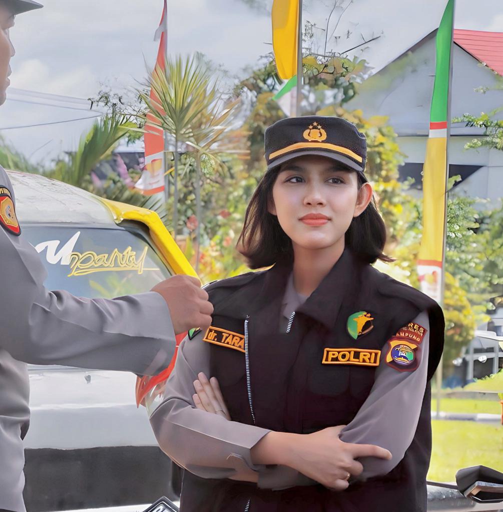 Aksi Polisi Cantik Bagikan Bingkisan Untuk Pemudik Cilik di Pelabuhan Bakauheni